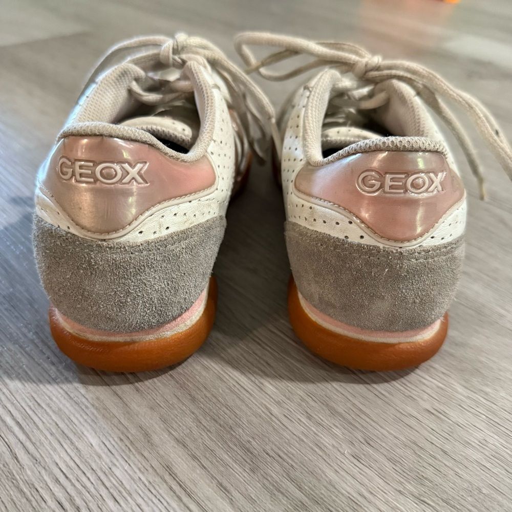 GEOX White & Pink Perforated Leather Low-Top Sneakers with Gum Sole Size 2.5 - Picture 3 of 7
